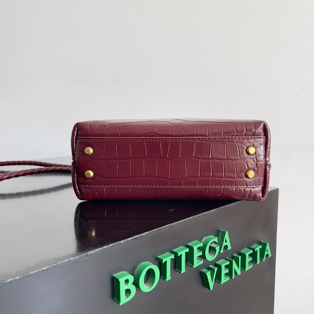 Batch 2880 BOTTEGA VENETA new women's crocodile leather ANDIAMO is shipped! ! ! As a classic model of the BV family, each innovation brings different surprises to fans. There are three ways to carry it with different makeup. Crocodile skin is called the gold in leather and is famous for its top luxury and rarity. During use, the luster of the crocodile skin will not fade or fade with time. No matter how long it is used, it will still remain new. And because each crocodile skin is different, the effect of each crocodile leather bag is different. Style number: 777614 Size: 22*9*15.5cm
